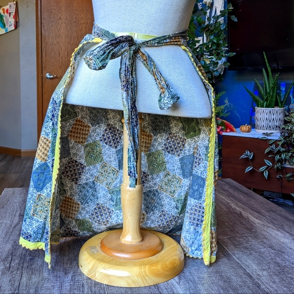 Vintage Women's Apron with Pocket - Picture 2 of 3